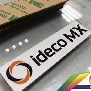 Шильдики из пластика с УФ печатью