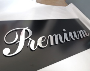 Интерьерная вывеска из зеркального оргстекла