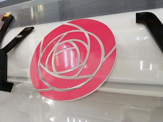 Табличка из оргстекла на дистанционных держателях