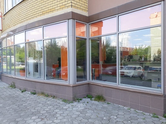 Оформление витрин магазина рекламными наклейками