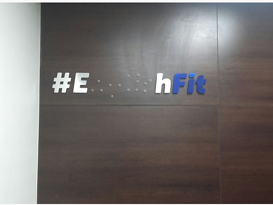 Зеркальная вывеска