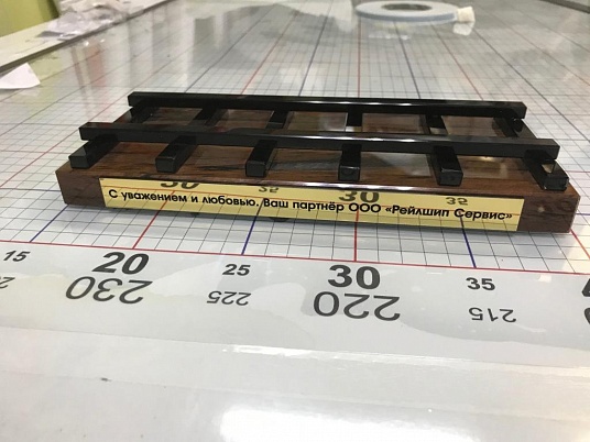 Шильды с гравировкой. Цвет серебро, золото.