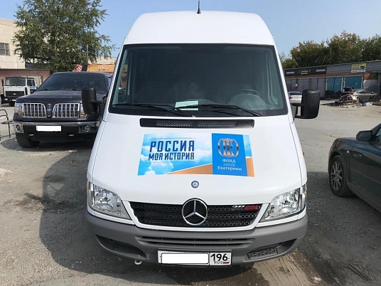 Изготовление и нанесение рекламы на автомобиль Мерседес Спринтер