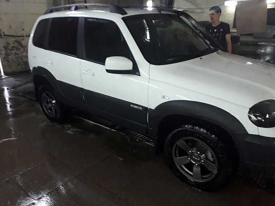 Реклама автомобиля Нива Шевроле компании Строй Эксперт