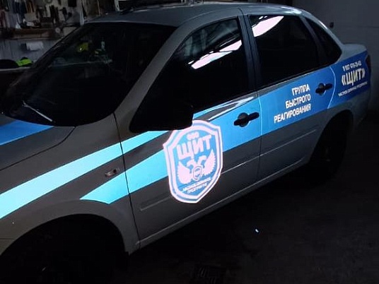 Брендирование автомобиля светоотражающей пленкой