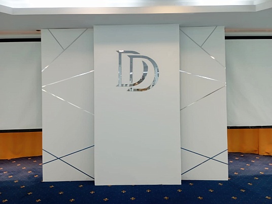 Буквы из золотого и серебренного оргстекла