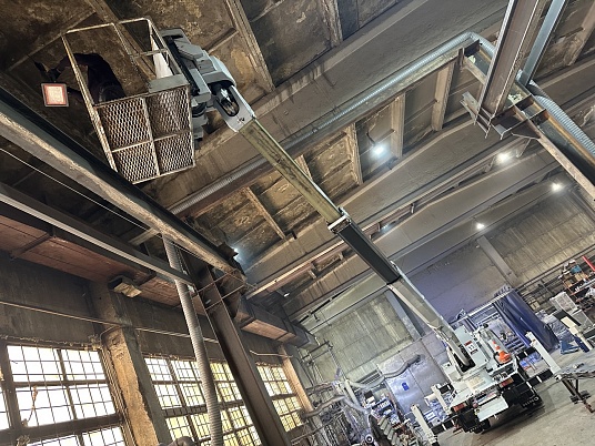 Автовышка с монтажником