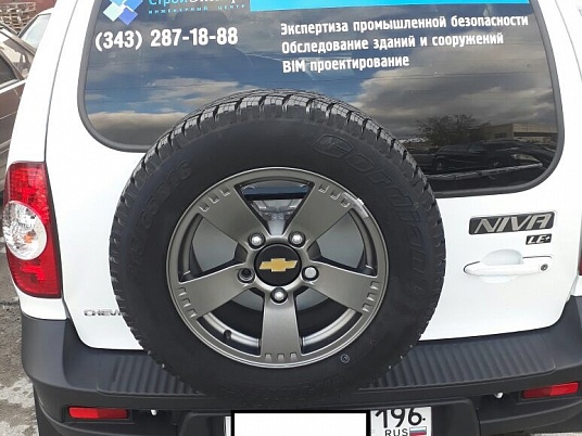 Реклама автомобиля Нива Шевроле компании Строй Эксперт